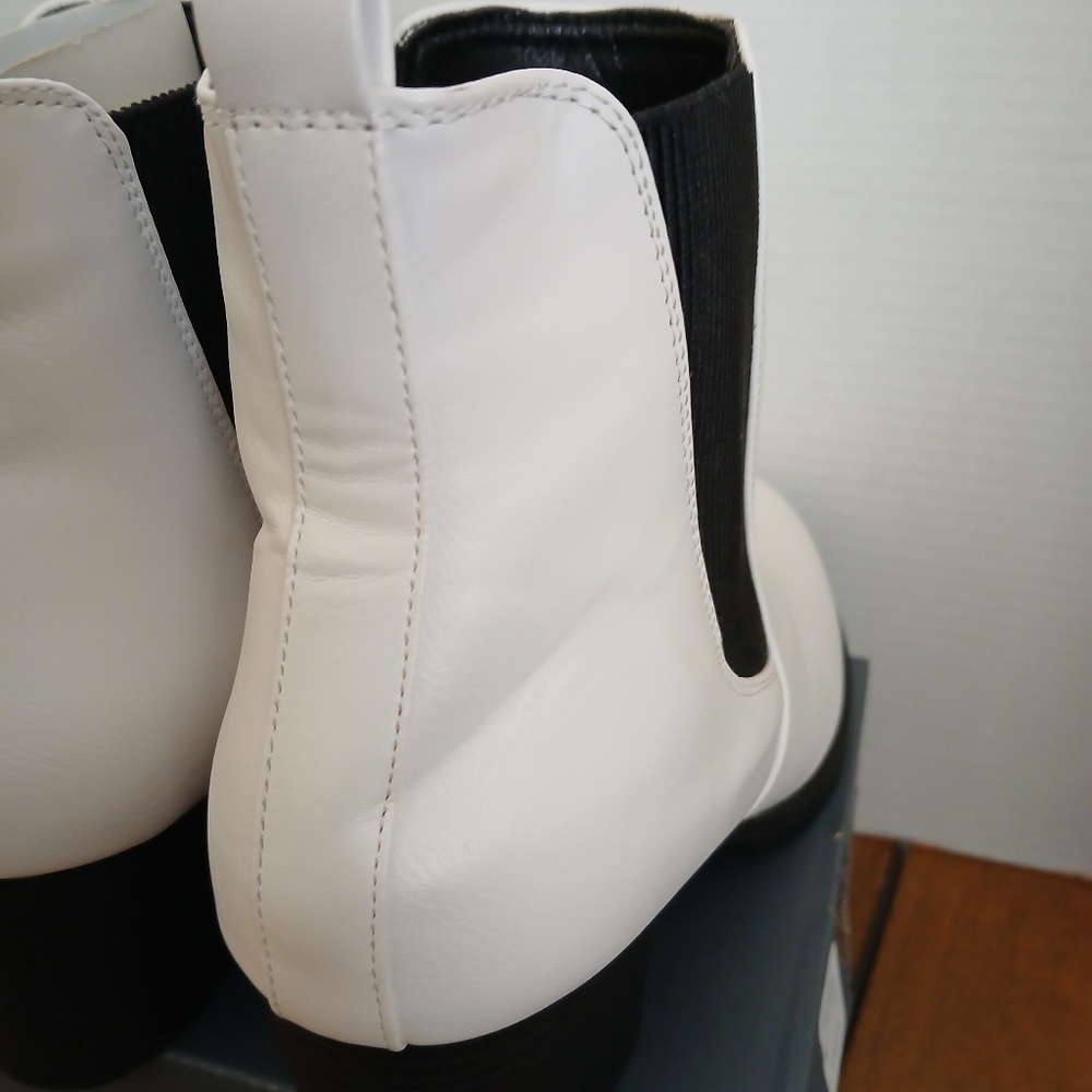 Melrose Ave Boots Womens Size 9 Block Heel Bootie 100%  White - Picture 3 of 7